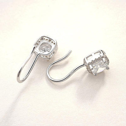 Boucles d’oreilles avec petit diamant carré.
