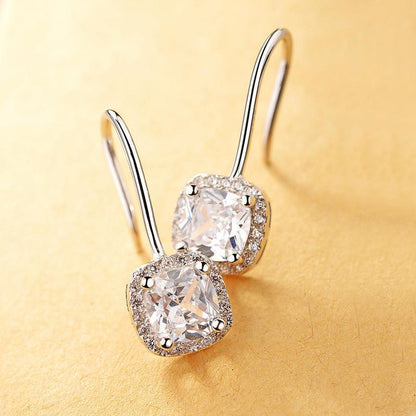 Boucles d’oreilles avec petit diamant carré.