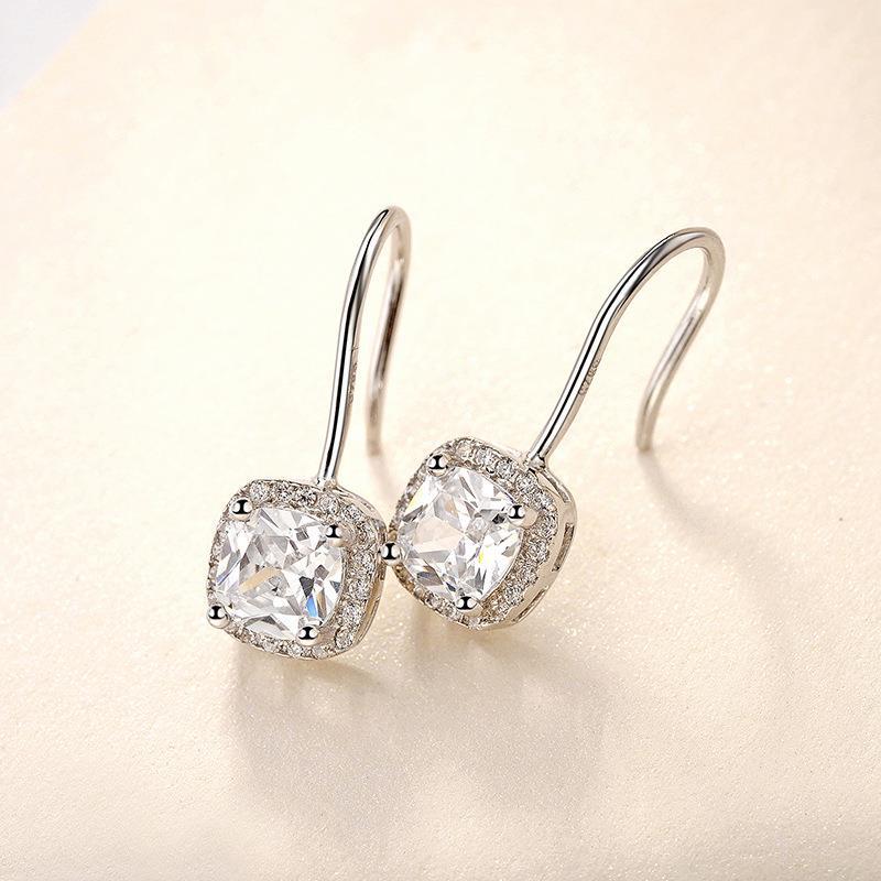 Boucles d’oreilles avec petit diamant carré.
